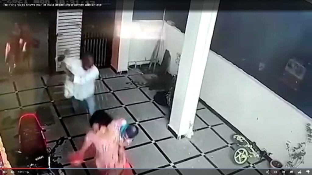 Mujer con su bebé en brazos es atacada con un hacha por un hombre (video muy fuerte)_01