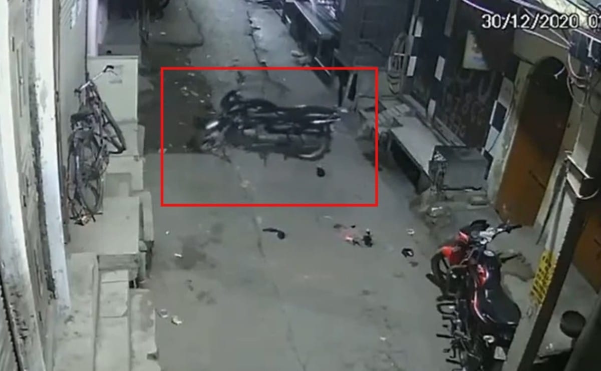 Una cámara de seguridad grabó el momento en el que una motcicleta se mueve sola como si un fantasma la condujera.