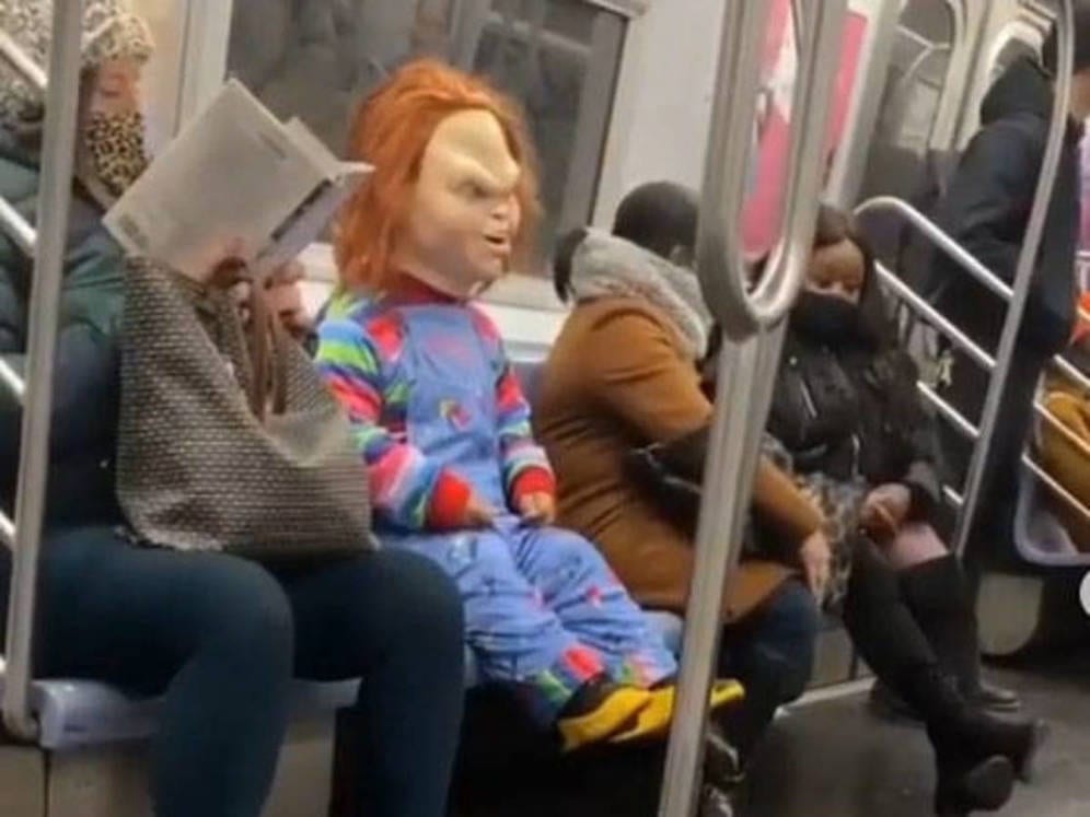 Un hombre disfrazado como Chucky, el muñeco diabólico, subió al metro de Nueva York para atacar a quien no use el cubrebocas.