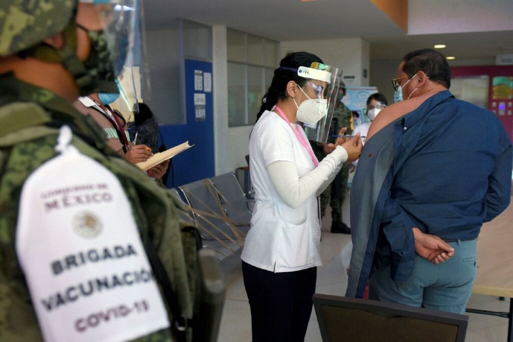 Integrantes del movimiento nacional Misión Rescate México, exigieron que el Gobierno de México libere el proceso de vacunación contra la Covid-19, al considerar que con el monopolio de la vacunación, han tomado de rehenes electorales a los mexicanos.
