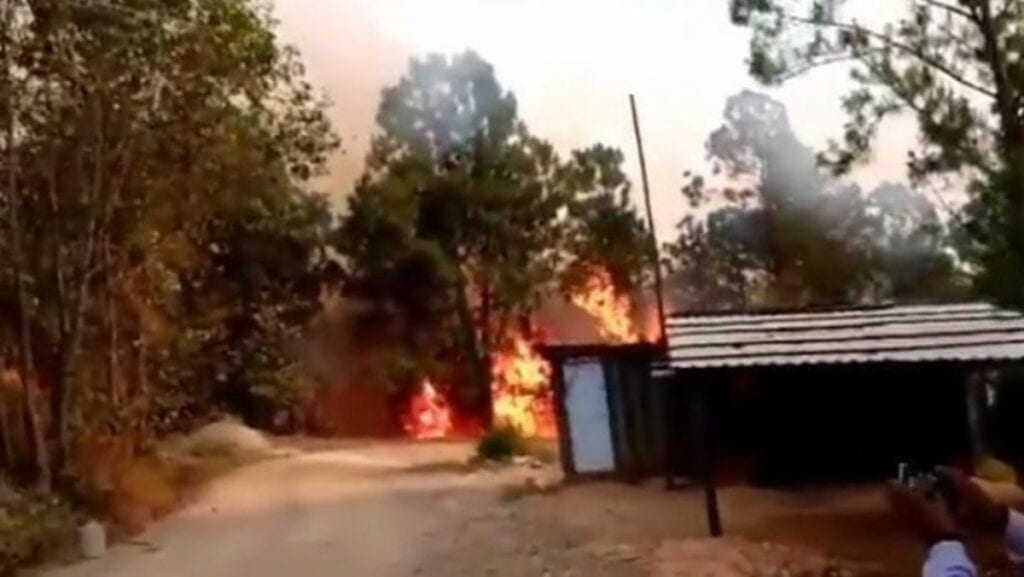 La comunidad de Santiago Clavellinas, perteneciente a Zimatlán de Álvarez, en los Valles Centrales de Oaxaca han reportado un fuerte incendio en la localidad. Indican que el fuego ha causado explosiones y ya afecta a viviendas de la zona.