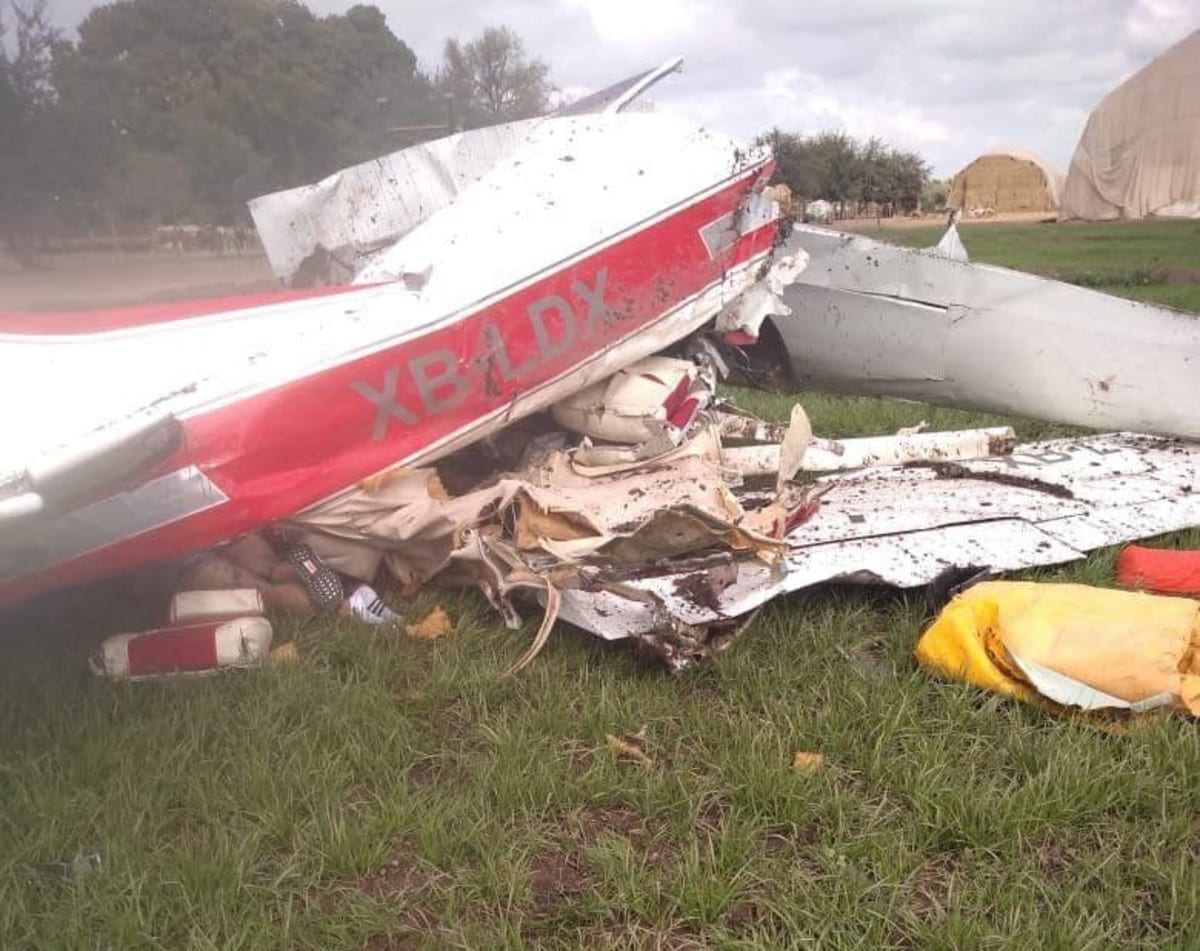 Una avioneta particular cayó en unos pastizales del poblado La Cofradía, municipio de Navolato, en Sinaloa. De acuerdo con los reportes municipales, en el percance perdieron la vida tres personas.