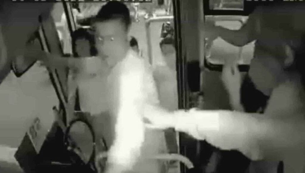 Un video difundido en redes sociales muestra cuando un chofer del transporte público es golpeado por una pareja, en León, Guanajuato.