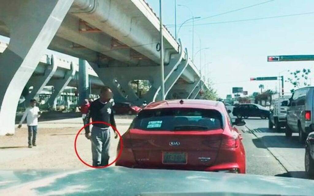 En un video difundido en redes sociales se muestra el momento en el que un supuesto agente de la policía amenaza con un machete a un automovilista en calles de la ciudad de León, Guanajuato.