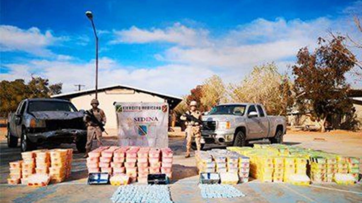 Tras un enfrentamiento a balazos, la Secretaría de la Defensa Nacional (Sedena) decomisó más de dos toneladas de metanfetamina y 24.5 kilogramos de fentanilo en Sonora, droga que supera los 900 millones de pesos en el mercado ilícito.