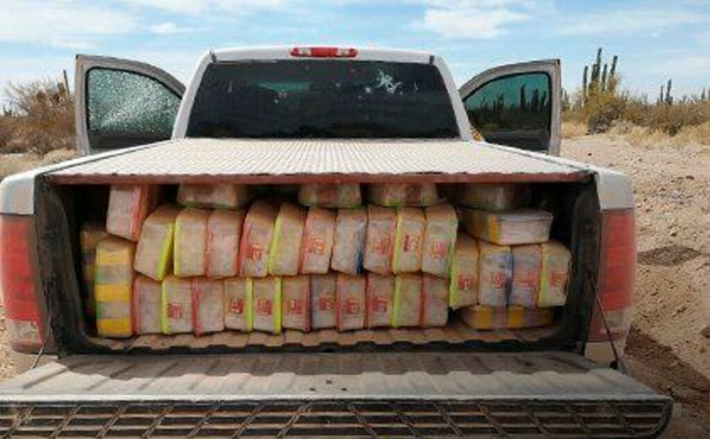 Tras un enfrentamiento a balazos, la Secretaría de la Defensa Nacional (Sedena) decomisó más de dos toneladas de metanfetamina y 24.5 kilogramos de fentanilo en Sonora, droga que supera los 900 millones de pesos en el mercado ilícito.