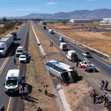 Un hombre perdió la vida y 34 personas más resultaron lesionadas, 11 de ellas de consideración tras volcar el camión en que viajaban jornaleros chiapanecos por la carretera Pénjamo - Abasolo.