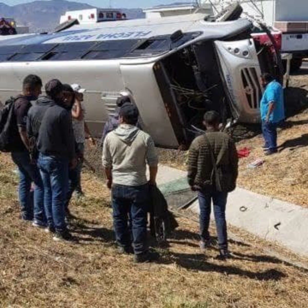 Un hombre perdió la vida y 34 personas más resultaron lesionadas, 11 de ellas de consideración tras volcar el camión en que viajaban jornaleros chiapanecos por la carretera Pénjamo - Abasolo.