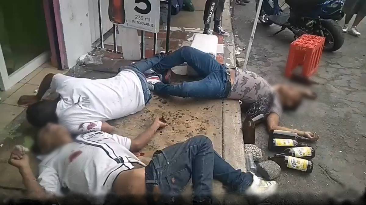 Asesinan a 3 hombres que se estaban echando unas cervezas (video)