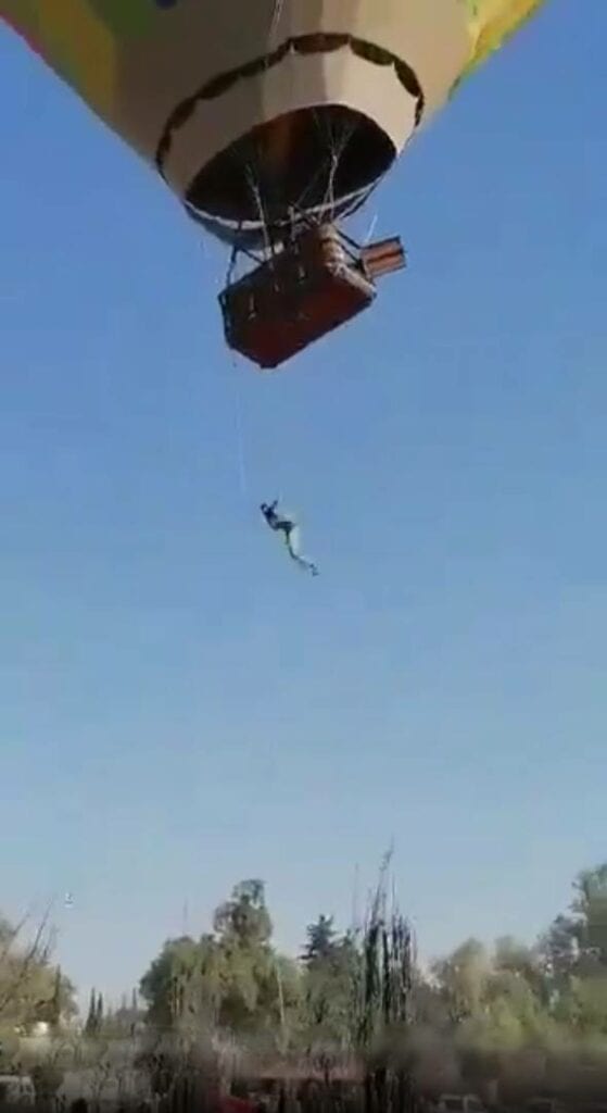 Video: 2 hombres quedan colgados de un globo aerostático en Teotihuacán, pero salvan la vida_02