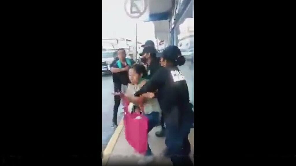 Video 4 policías agreden a una pareja de novios por no llevar cubrebocas; fueron separados de sus puestos (video)