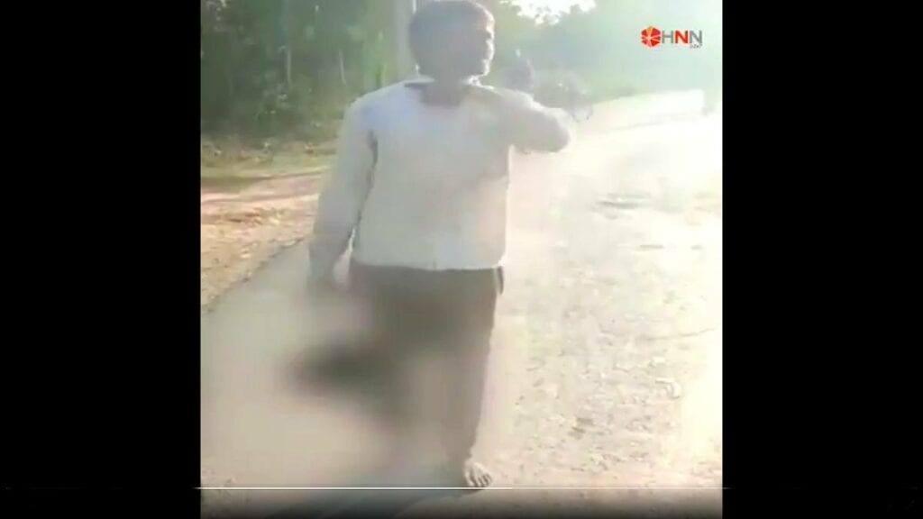 Video Padre decapita a su hija y, con la cabeza en sus manos, se entrega a la policía