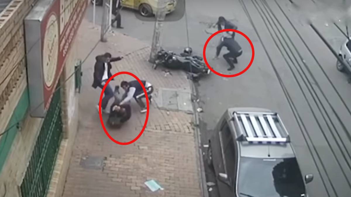 Video hombre quita pistola a ladrones, mata a uno y hiere a otro