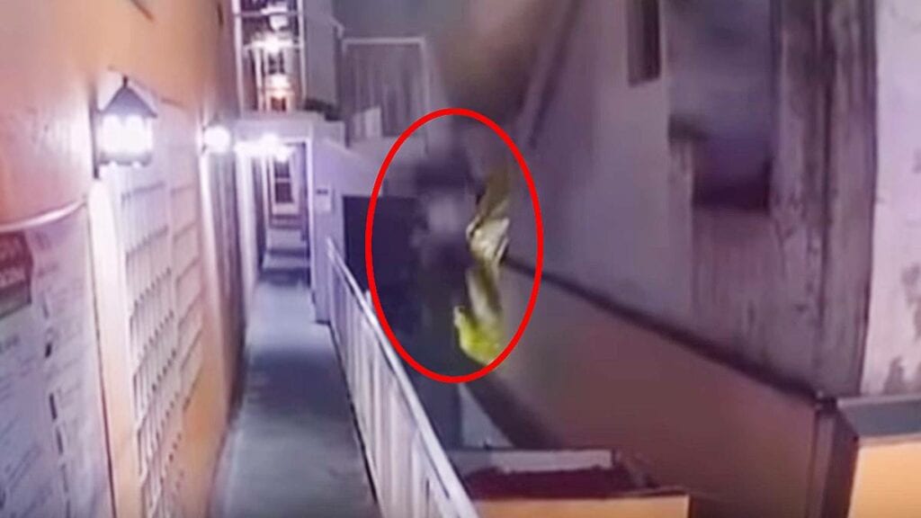 Video policía avienta y asesina a una mujer desde un 4° piso
