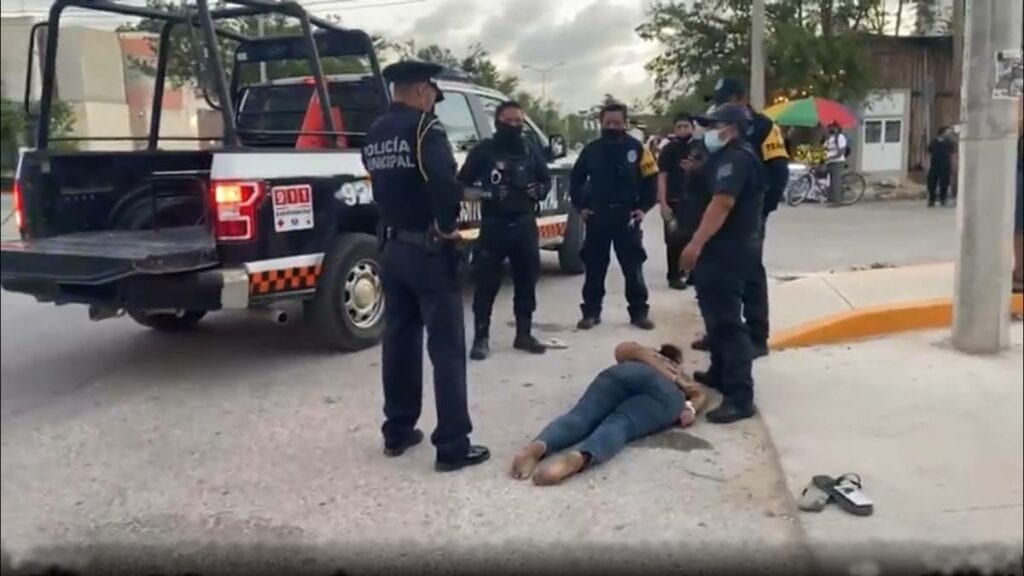 Videos: 4 policías someten y matan a una mujer mientras la arrestaban_01