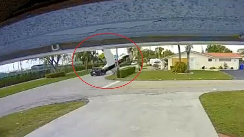 Una avioneta se desplomó e impactó a una camioneta en la que viajaban un niño de 4 años y su su madre, esto en Florida, Estados Unidos.