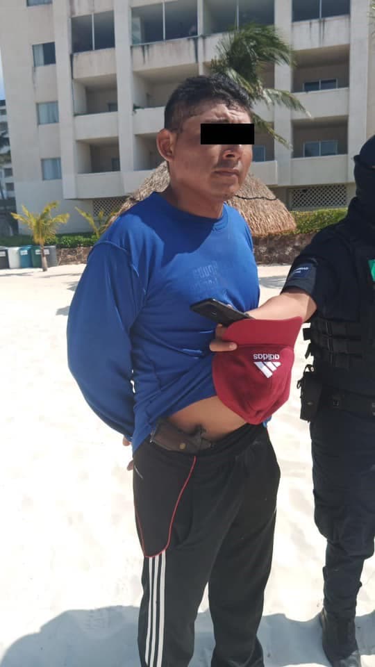 En pleno inicio de temporada vacacional en Cancún un ataque a balazos se registró hoy en Playa Tortugas y dejó 2 muertos.
