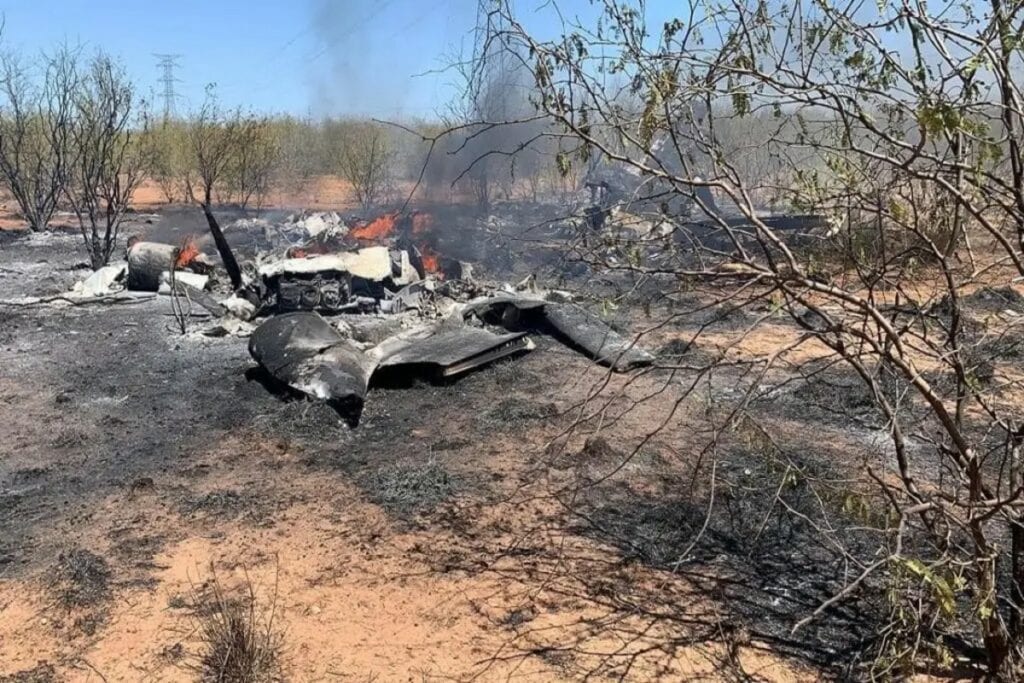 4 muertos y al menos 3 personas resultaron heridas en Hermosillo, Sonora luego de que se desplomara una avioneta que se dirigía a Tucson, Arizona; en la aeronave viajaba un funcionario del gobierno del estado.