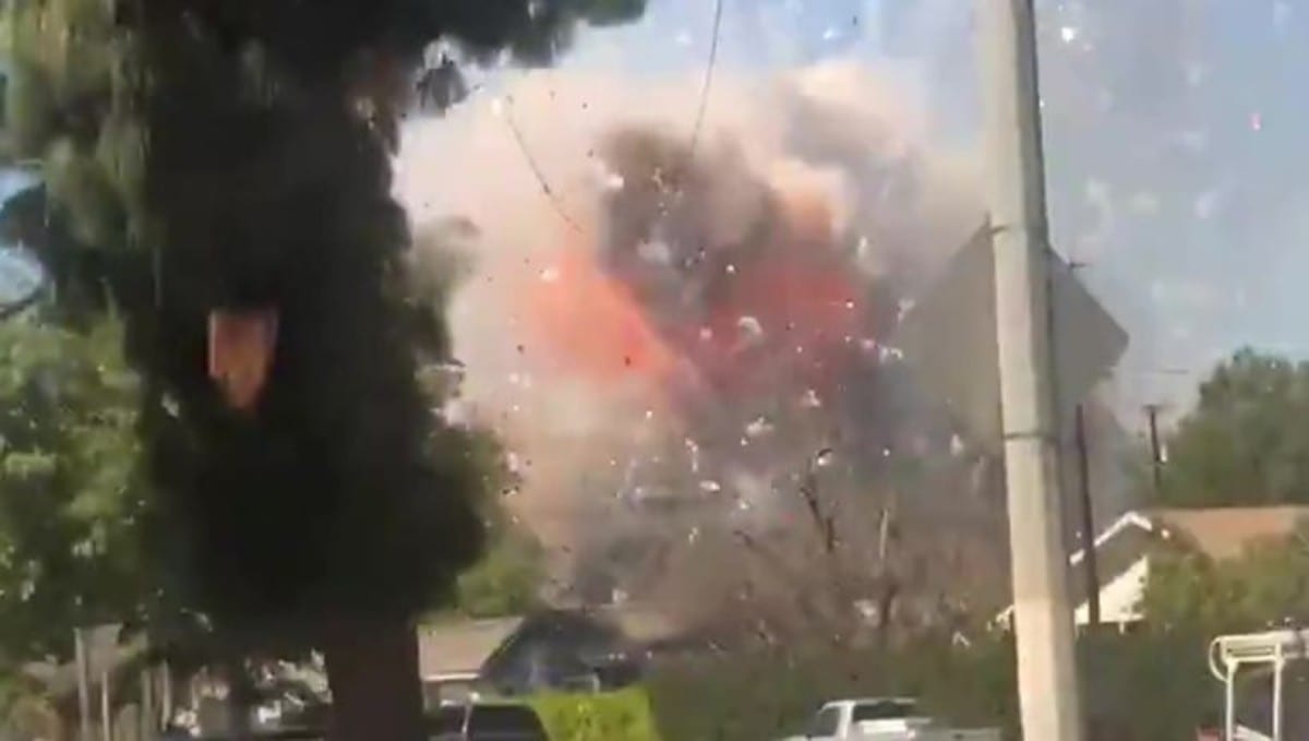Una fuerte explosión en un lugar donde había material pirotécnico, sacudió un vecindario de Ontario, al sur de California, obligando a intervenir a los bomberos y la fuerzas del orden.