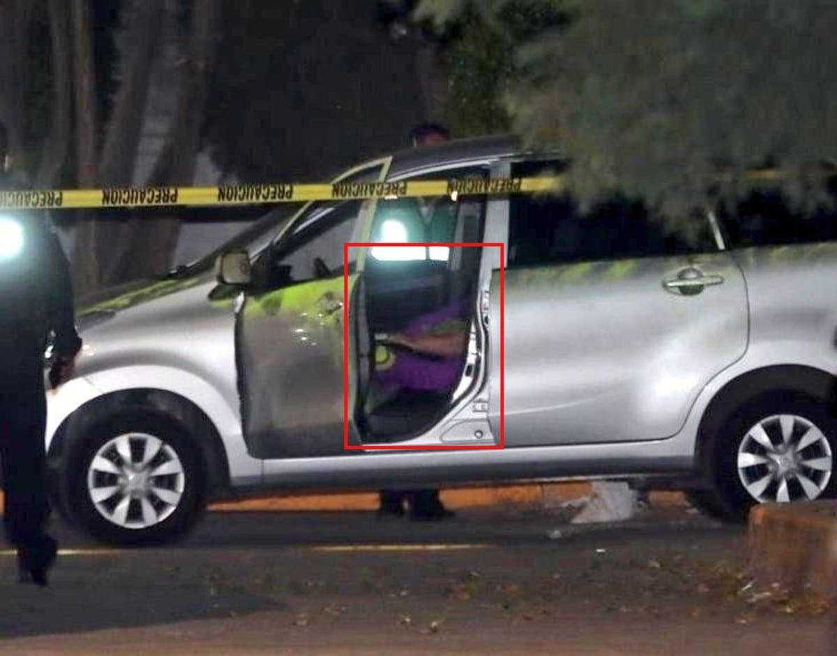 Cámaras de seguridad grabaron el momento en el que dos sujetos se acercan al auto de una mujer de la tercera edad y uno de ellos le dispara en varias ocasiones matándola.
