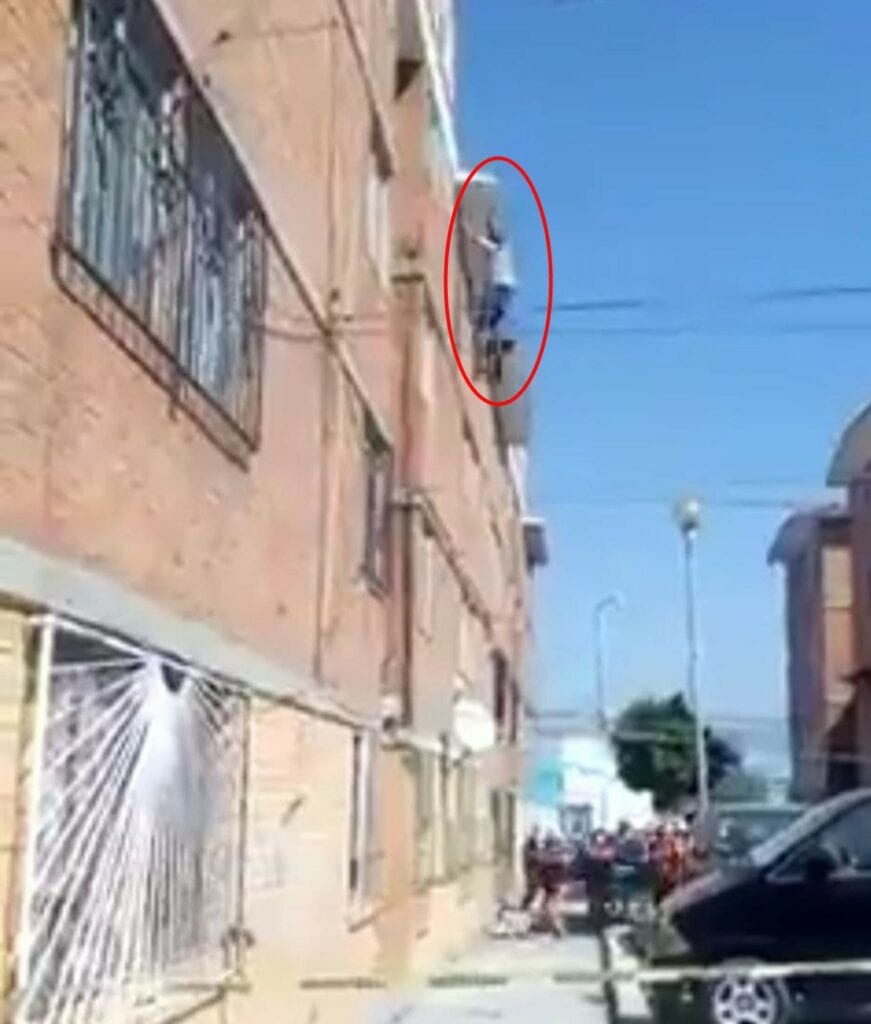 Tras casi 12 horas de permanecer en el techo de un edificio, un hombre de aproximadamente 40 años de edad, se lanzó de nueve metros y resultó herido, en la unidad habitacional San Bartolo, de Puebla.