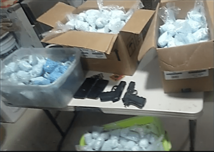 Arrestan a 'El Che', proveedor del CJNG y del CDS, con 800 mil pastillas de fentanilo (video)_02
