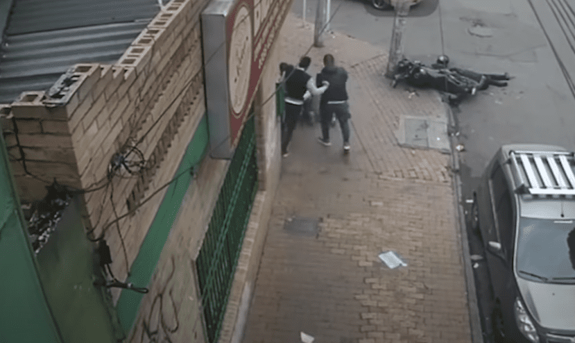 Video: hombre quita pistola a ladrones, mata a uno y hiere a otro_01