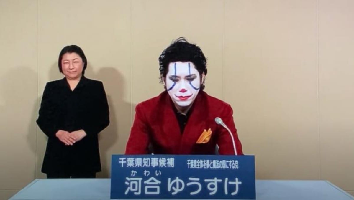 Un hombre apareció en la televisión para anunciar su candidatura para gobernar una comunidad en Japón. Sin embargo, no sólo llamó la atención por sus propuestas ni por su preferencia política, sino porque apareció vestido como el Joker, el villano favorito de los comics de Batman.