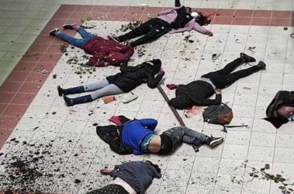 Tres estudiantes murieron y cinco resultaron heridos este martes al caer desde un cuarto piso, luego de que una baranda se rompió en la Universidad Pública de El Alto (UPEA) en Bolivia.