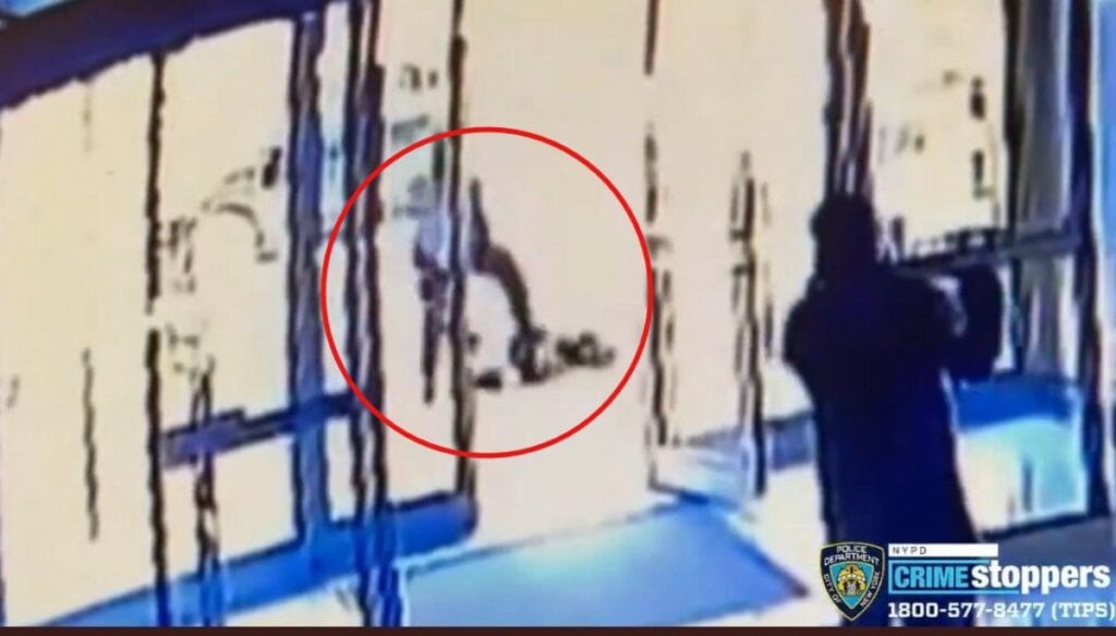 La policía de Nueva York compartió un video que muestra a un hombre golpeando violentamente a una mujer de ascendencia asiática en pleno Manhattan y emitió un aviso de búsqueda.