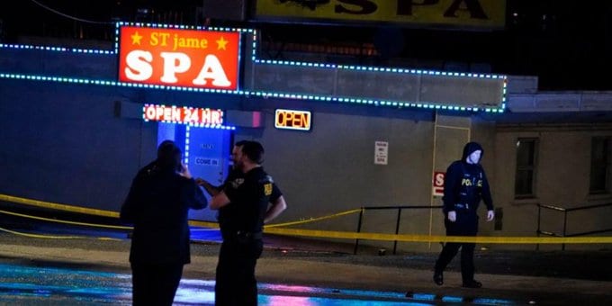 Un hombre de 21 años fue capturado en el suroeste de Georgia, horas después de que ocho personas murieron en tiroteos en tres salones de spa en el área de Atlanta.
