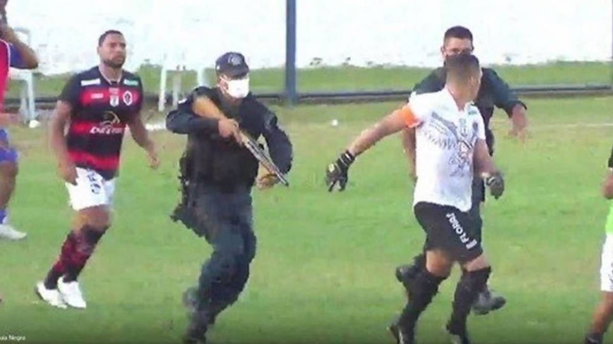 Video futbolista recibe disparo de un policía en la pierna