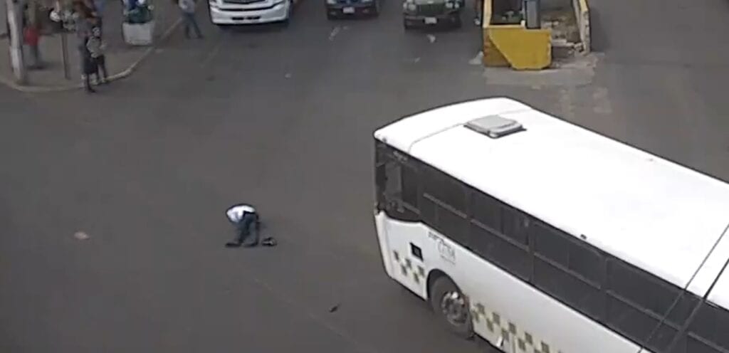 Video: Policía es atropellado por un camión_01