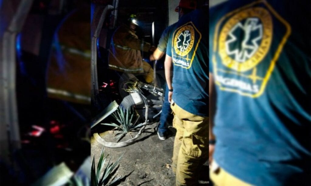 Una volcadura de un autobús de turismo se suscitó durante la madrugada de este lunes en la carretera Cojumatlán-Sahuayo, en Michoacán, hecho que dejó hasta el momento siete personas muertas y 28 heridos.
