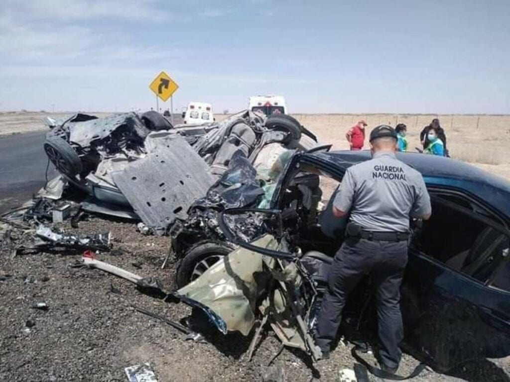 En un aparatoso accidente carretero registrado minutos antes de las 14:00 horas de este día, tres adultos y un niño resultaron muertos, reportaron autoridades de Emergencia de Ciudad Ahumada, Chihuahua.