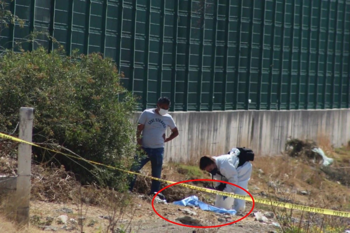 Golpeado y calcinado, el cuerpo sin vida de un bebé de alrededor de tres meses fue localizado cerca de las vías del tren, en la colonia Santa Margarita del municipio de Amozoc, Puebla.