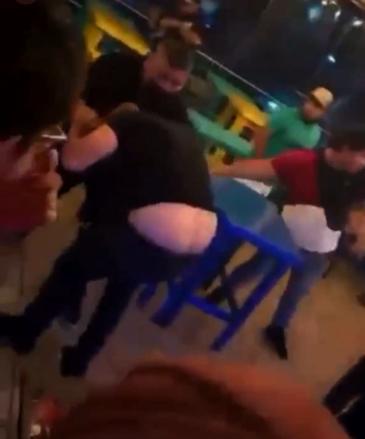 Una pelea en el interior de un bar de Michoacán terminó en balacera en la calle, hechos que fueron difundidos en redes sociales.