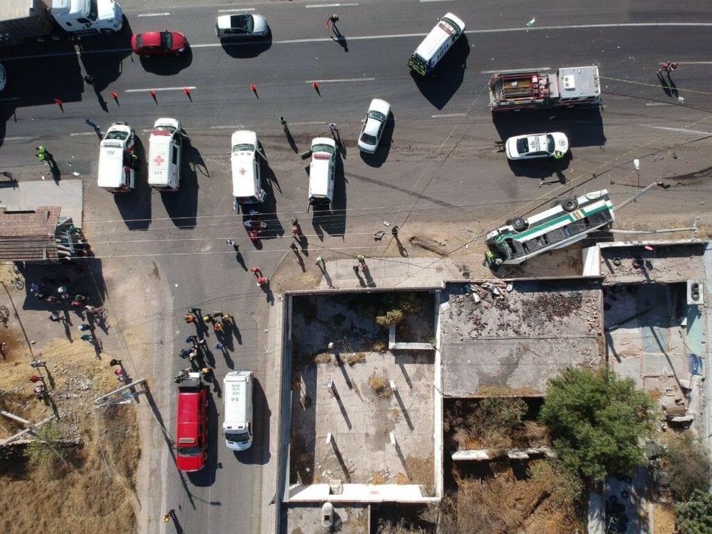 Cuatro personas fallecidas y 17 lesionados fue el saldo de un choque entre un camión y un tráiler ocurrido sobre la carretera Federal 57, en la comunidad La Luz, en las inmediaciones de los limítrofes de Querétaro y Guanajuato.