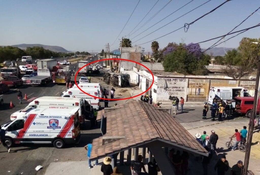 Cuatro personas fallecidas y 17 lesionados fue el saldo de un choque entre un camión y un tráiler ocurrido sobre la carretera Federal 57, en la comunidad La Luz, en las inmediaciones de los limítrofes de Querétaro y Guanajuato.