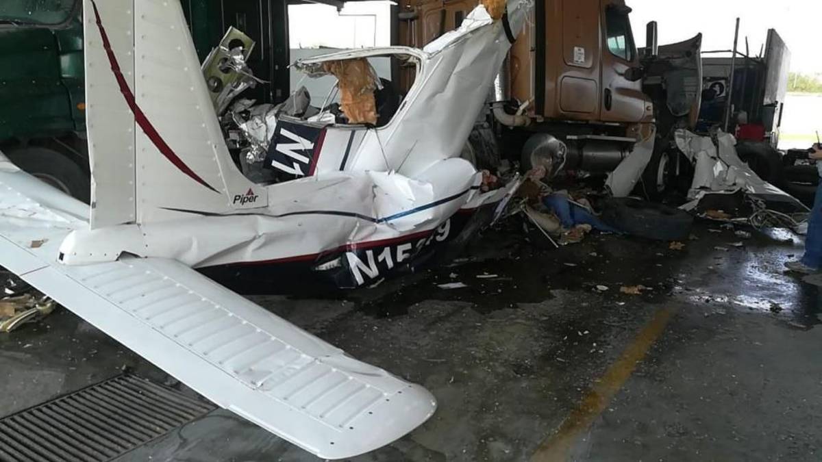 Protección Civil de Nuevo León, reportó la caída de una aeronave tipo avioneta, en el municipio de Ciénega de Flores, Apodaca, a unos metros del Aeropuerto del Norte, a la altura del kilómetro 24 de la carretera a Nuevo Laredo, Tamaulipas