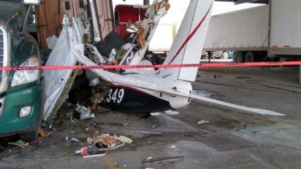 Protección Civil de Nuevo León, reportó la caída de una aeronave tipo avioneta, en el municipio de Ciénega de Flores, Apodaca, a unos metros del Aeropuerto del Norte, a la altura del kilómetro 24 de la carretera a Nuevo Laredo, Tamaulipas