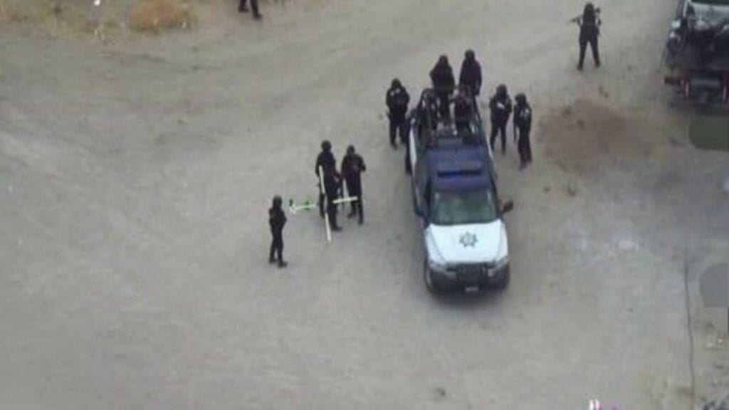 En San Miguel de Allende, con el apoyo de los helicópteros equipados con tecnología para la vigilancia (dron), se logró el aseguramiento de dos hombres en poder de armas largas y drogas.