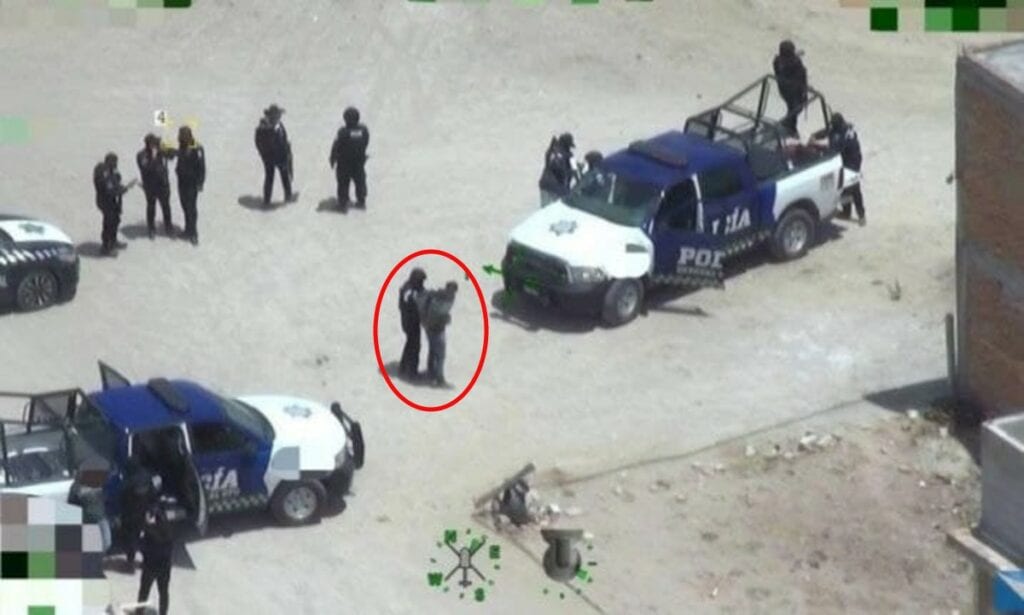 En San Miguel de Allende, con el apoyo de los helicópteros equipados con tecnología para la vigilancia (dron), se logró el aseguramiento de dos hombres en poder de armas largas y drogas.