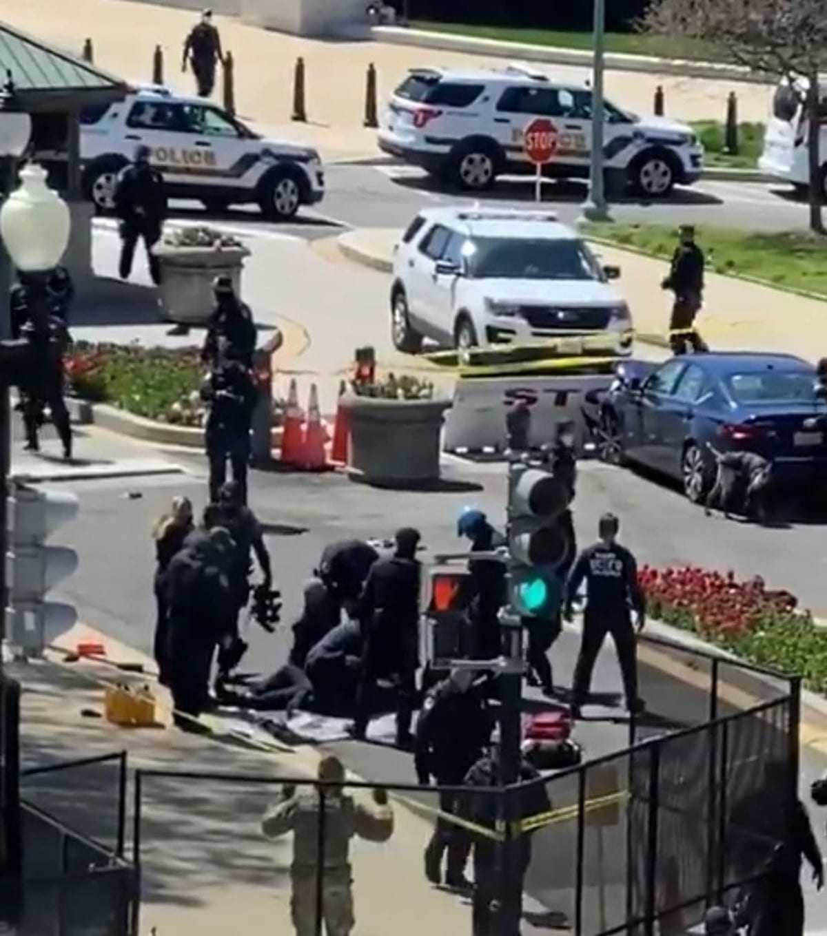 Un hombre atropelló a dos policías que estaban en un filtro de seguridad del Capitolio de Estados Unidos, lo que dejó dos muertos: un agente y el atacante.