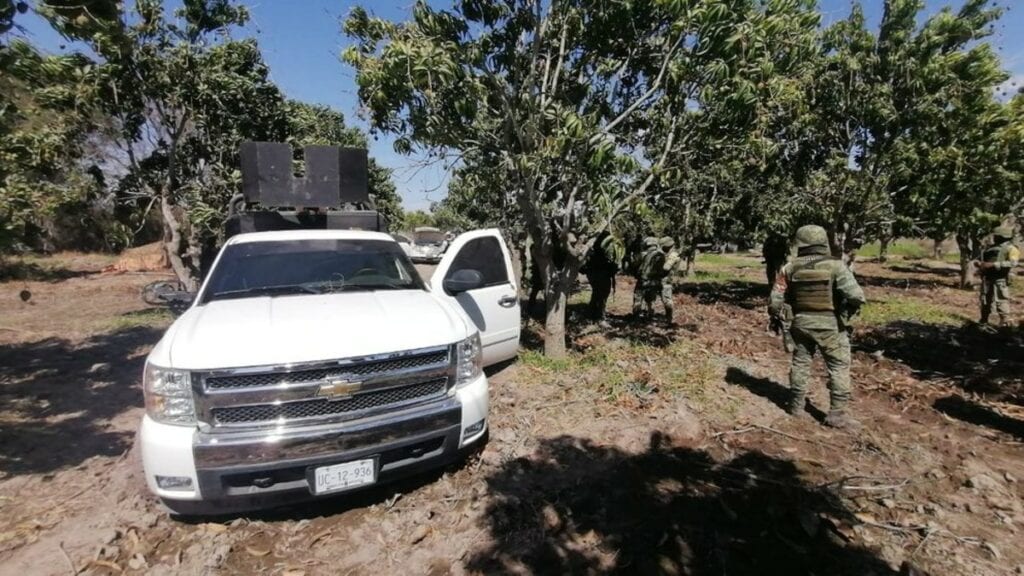 Presuntos sicarios agredieron a elementos de la Secretaría de Seguridad Pública (SSP) de Sinaloa al sur del municipio de Escuinapa, lo cual dejó lesionado a un elemento de la corporación debido a un impacto de bala.