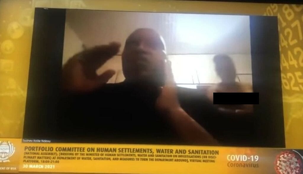 El político de Sudáfrica, Xolile Ndevu, está en el ojo del huracán luego de que su esposa apareciera desnuda cuando él sostenía una a videoconferencia de trabajo.