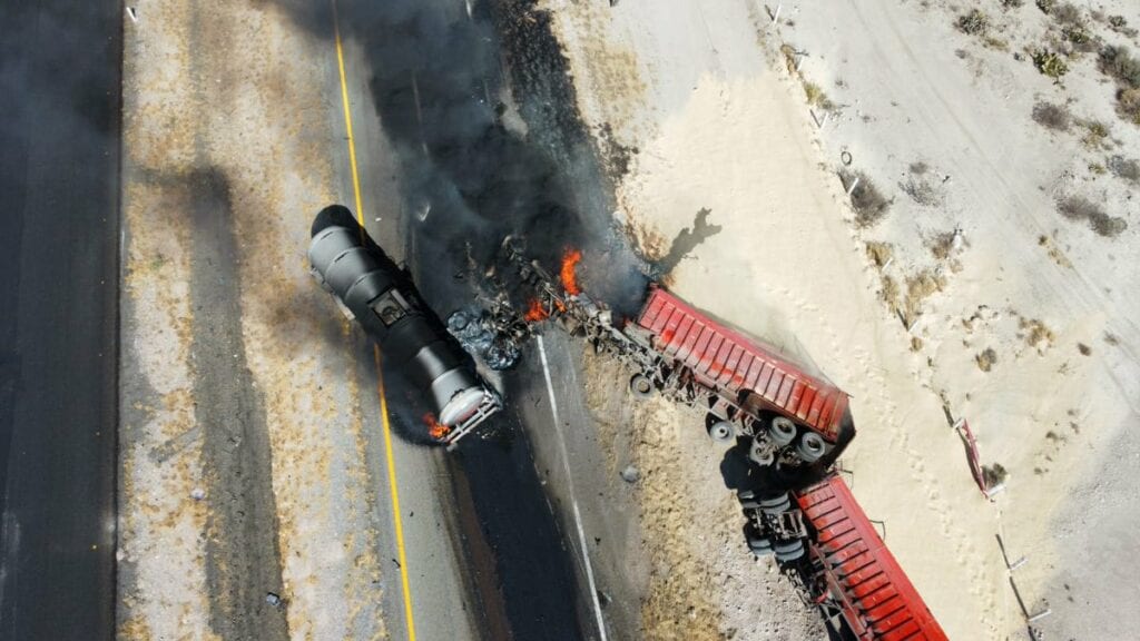 Un accidente, registrado en la carretera interoceánica Matamoros-Mazatlán, en Coahuila, generó una gran explosión que provocó el cierre de la vía por horas.