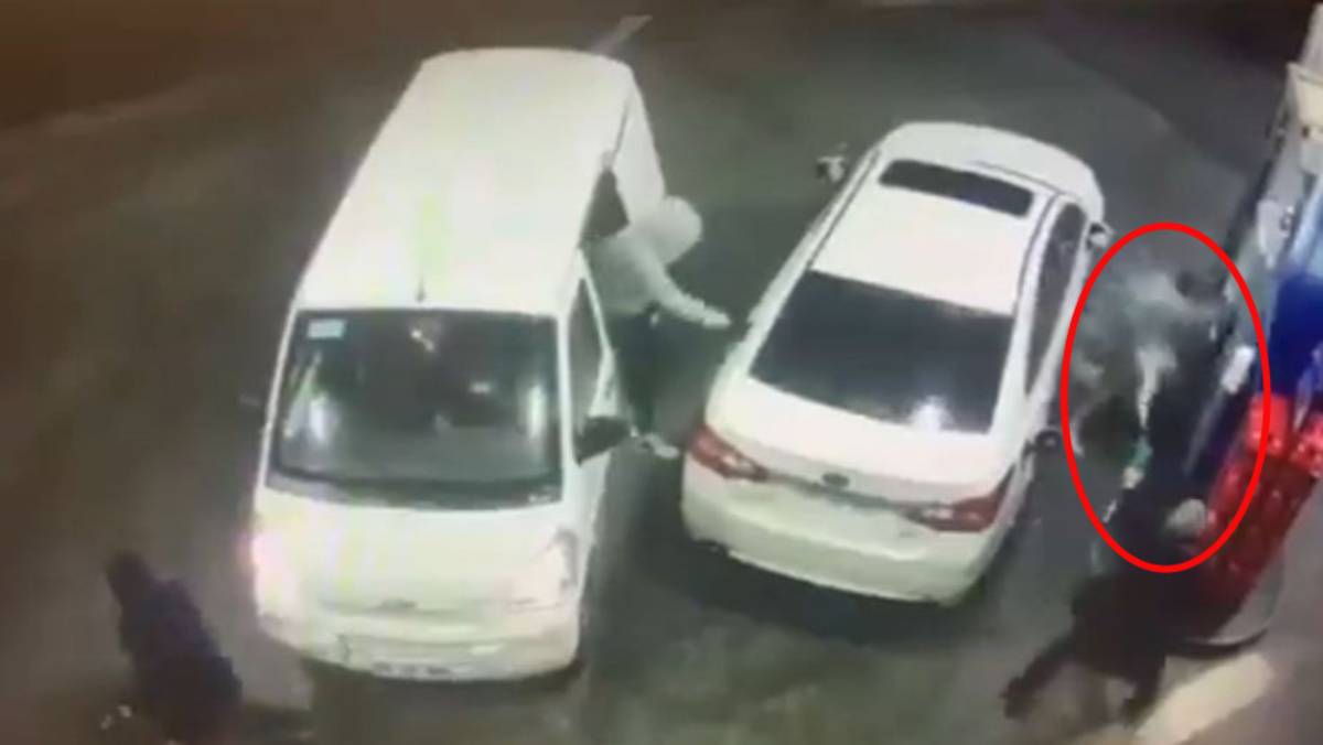 Un hombre evitó el robo de su auto bañando a los ladrones de gasolina y logró que huyeran del lugar. Todo quedó grabado en las cámaras de seguridad del establecimiento y el video se ha hecho viral en redes sociales.