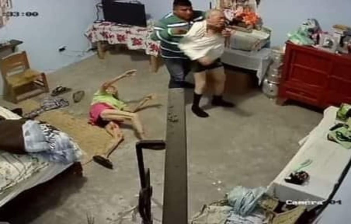 A través de redes sociales se difundieron imágenes del maltrato que sufrió una pareja de abuelitos a manos de un sujeto desconocido, esto en el interior de un domicilio ubicado cerca de la colonia San Miguel, perteneciente a la cabecera municipal de Maravatío, Michoacán