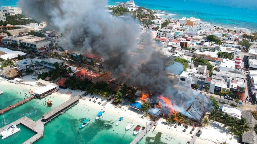 Unos 10 locales, entre ellos el restaurante Muelle 7, se incendiaron en Isla Mujeres, Quintana Roo.